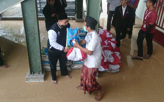 Penanggulangan dampak COVID-19, LPPM Berikan Paket Sembako Untuk Warga
